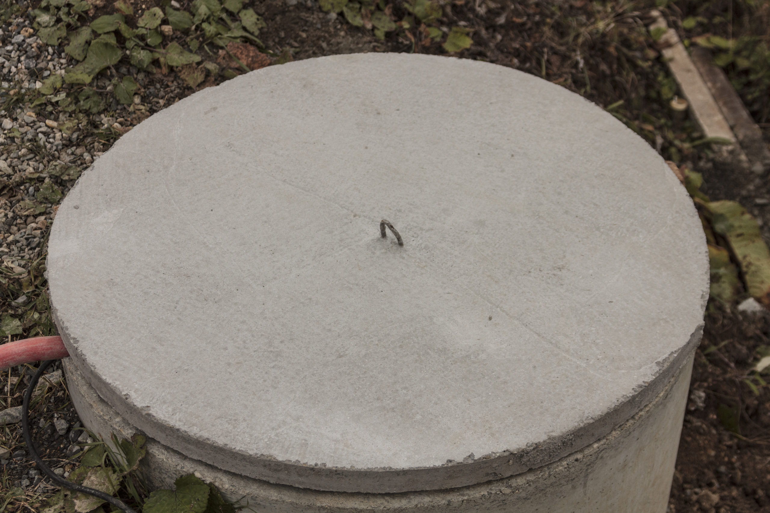 Capac din beton pentru fântână și cămin